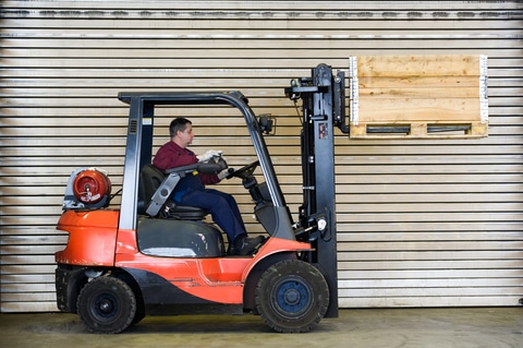 Who provides bilingual forklift certification courses?